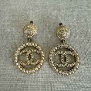CHANEL Drop Faux White Pearl Circle Earrings